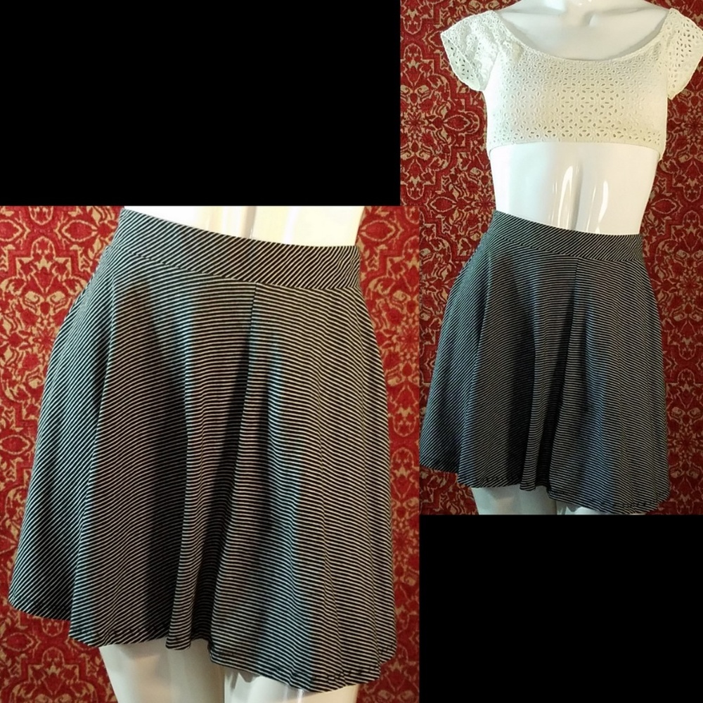 SO black striped skater skirt Junior M✨